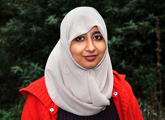 موظفة مسلمة بريطانية  ترفض بيع الكحول للزبائن وتسبب ثورة احتجاج صورة رقم 1