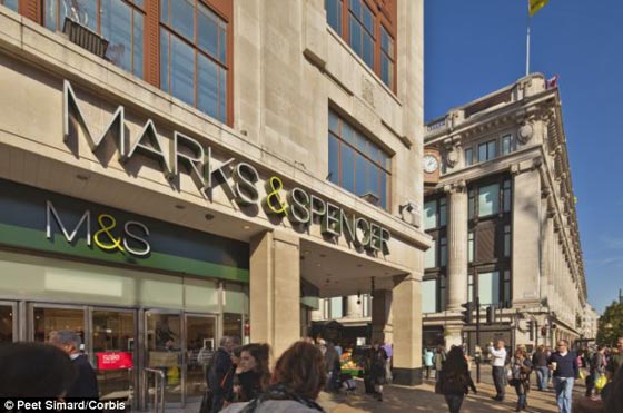 موظفة مسلمة بريطانية  ترفض بيع الكحول للزبائن وتسبب ثورة احتجاج صورة رقم 4