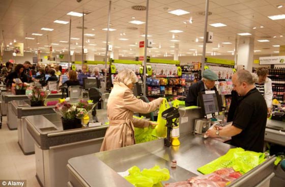 موظفة مسلمة بريطانية  ترفض بيع الكحول للزبائن وتسبب ثورة احتجاج صورة رقم 2