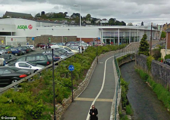 وفاة بريطاني (46 عاما) اندفع للنهر لانقاذ كلبه  فغرق ونجا الكلب  صورة رقم 1