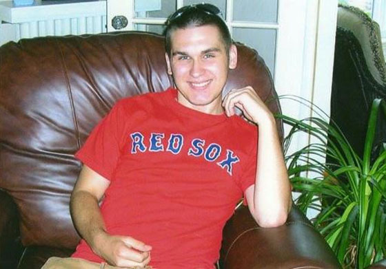 مستعينة بالفيسبوك: والدة تنثر رماد ابنها المغامر حول العالم  صورة رقم 1