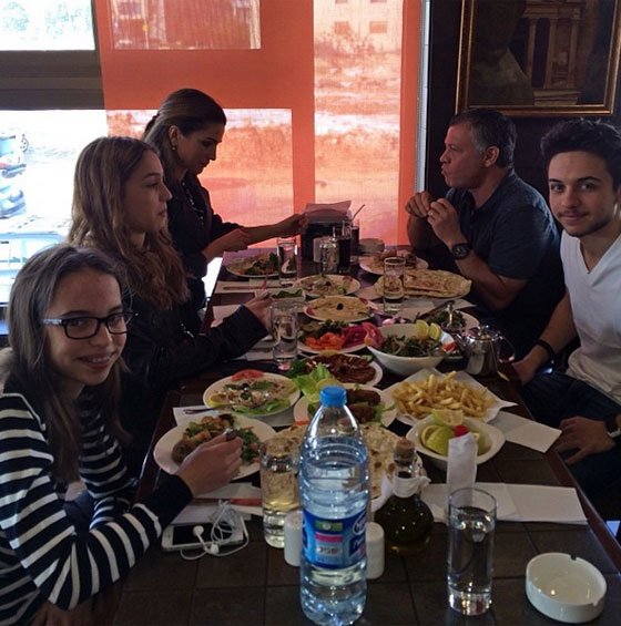 انستاغرام يحتضن صور الحياة اليومية للملكة رانية صورة رقم 18