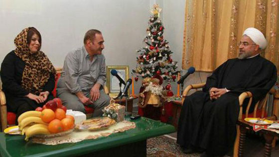 روحاني يستظل بشجرة عيد الميلاد صورة رقم 1