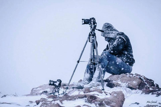 صورة العام : منقبة سورية تحمل ابنها وسلاحها صورة رقم 2