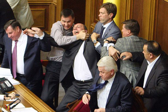 كاتب ينزع القناع عن المنجمين وتنبؤاتهم ويتهمهم بالخداع! صورة رقم 3