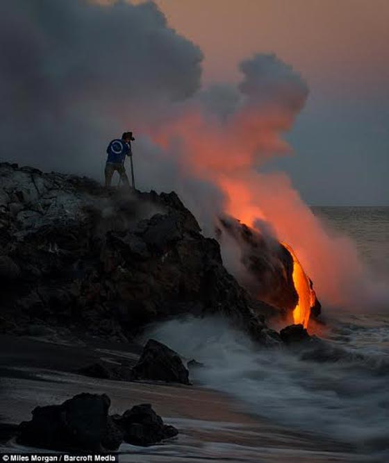 مصور امريكي مغامر يحرق قدميه وهو يجازف في تصوير بركان صورة رقم 7