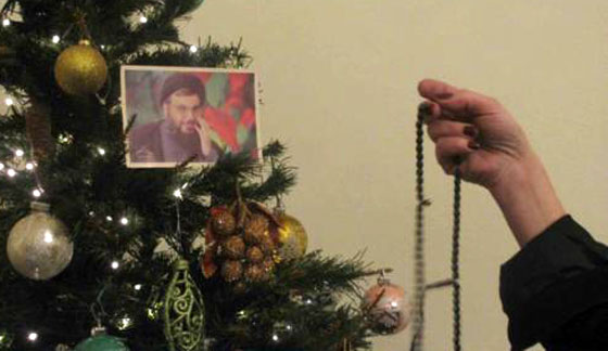  لبنانية تعلق صورة نصرالله على شجرة الميلاد لانه هدية من عند الله صورة رقم 1