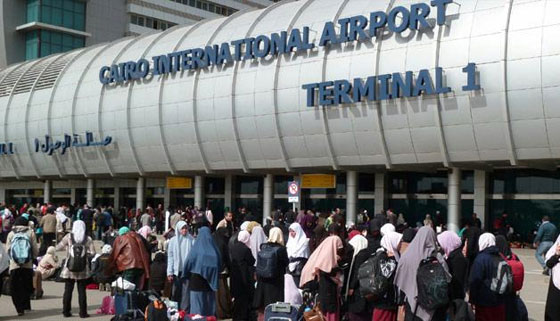 منتقبة تثير الرعب في مطار القاهرة خيّل لها ان قنبلة في حقيبتها صورة رقم 1