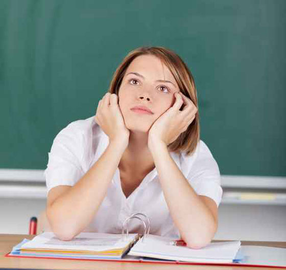  طالبة تبتز معلمتها للحصول على اسئلة الامتحان صورة رقم 1