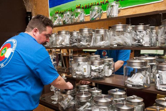 بعد السماح ببيعها.. اقبال شديد على شراء المارجوانا في كولورادو صورة رقم 1