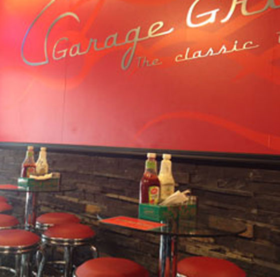 يحبّه الشباب.. الشيطان الأكبر يغزو ايران على انغام روك اند رول صورة رقم 3