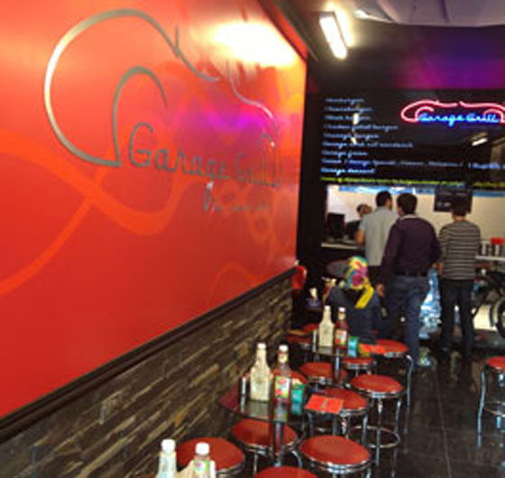 يحبّه الشباب.. الشيطان الأكبر يغزو ايران على انغام روك اند رول صورة رقم 2