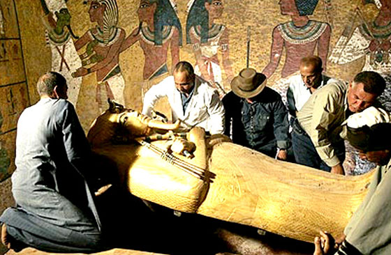 الفرعون توت عنخ آمون حنّط وقضيبه منتصب لإفشال ثورة والده صورة رقم 1