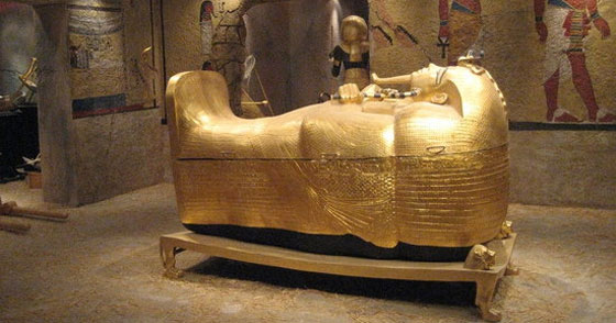 الفرعون توت عنخ آمون حنّط وقضيبه منتصب لإفشال ثورة والده صورة رقم 2