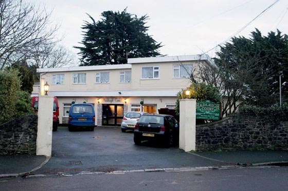 جرذ يهاجم عجوز في بيت مسنين ويعضها في وجهها ويديها صورة رقم 1