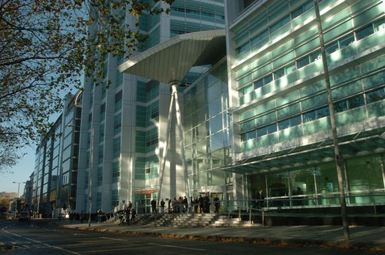 طالب جامعي يطعن امه بتأثير المخدرات ثم يقطع عضوه الذكري صورة رقم 1