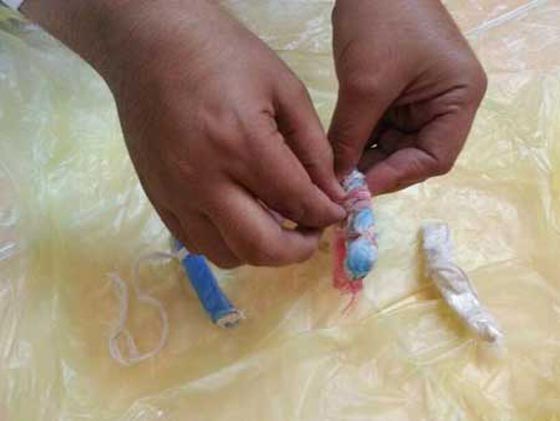 عثور سعوديون على ثوب مدفون قديم به عقد سحرية وشعر انسان! صورة رقم 2