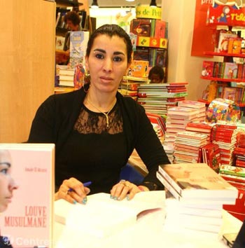 الكاتبة المغربية التي قاطعها اهلها لنشرها كتاب 