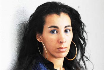 الكاتبة المغربية التي قاطعها اهلها لنشرها كتاب 