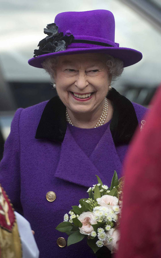 ملكة بريطانيا تفقد الكثير من موظفيها بسبب تقدمها بالعمر صورة رقم 1