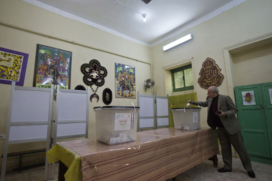 وسط اجراءات مشددة.. مصر تقول نعم للدستور والاخوان يقاطعون صورة رقم 6