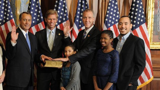 مرة اخرى.. الزواج المثلي يقتحم الكونغرس الامريكي صورة رقم 1