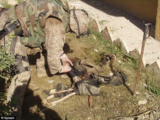 الكشف عن صور قديمة للمارينز وهم يمثلون بجثث عراقية صورة رقم 3