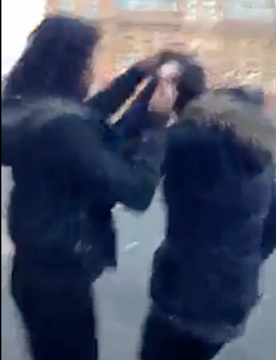 صور صادمة لمراهقات ينهلن بالضرب والركل واللكم على وجه زميلتهن صورة رقم 2