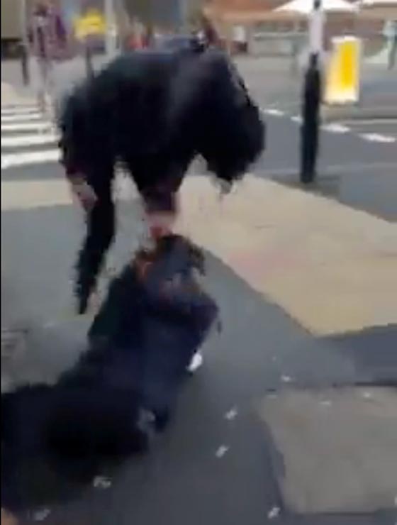 صور صادمة لمراهقات ينهلن بالضرب والركل واللكم على وجه زميلتهن صورة رقم 3