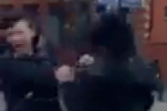 صور صادمة لمراهقات ينهلن بالضرب والركل واللكم على وجه زميلتهن صورة رقم 4