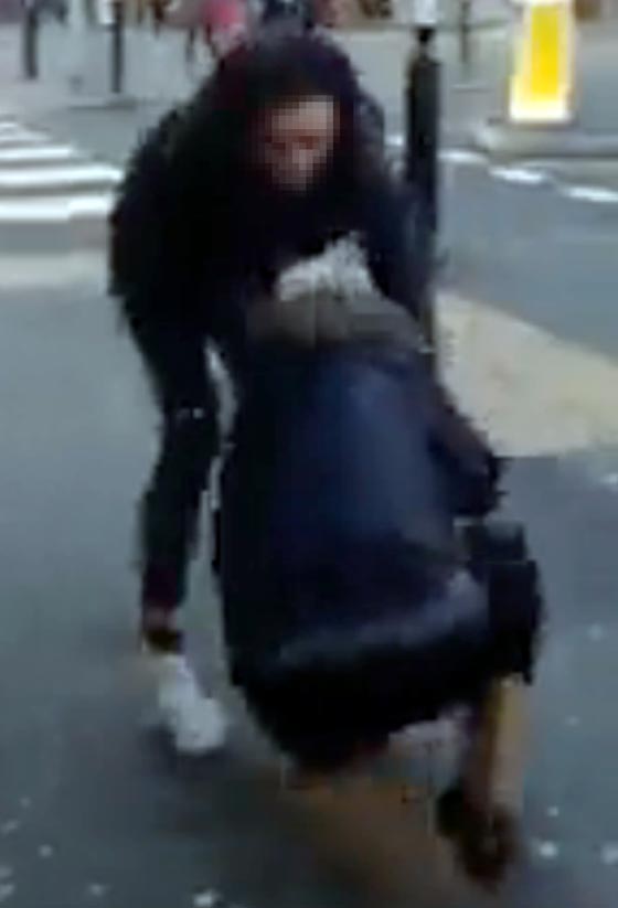 صور صادمة لمراهقات ينهلن بالضرب والركل واللكم على وجه زميلتهن صورة رقم 5