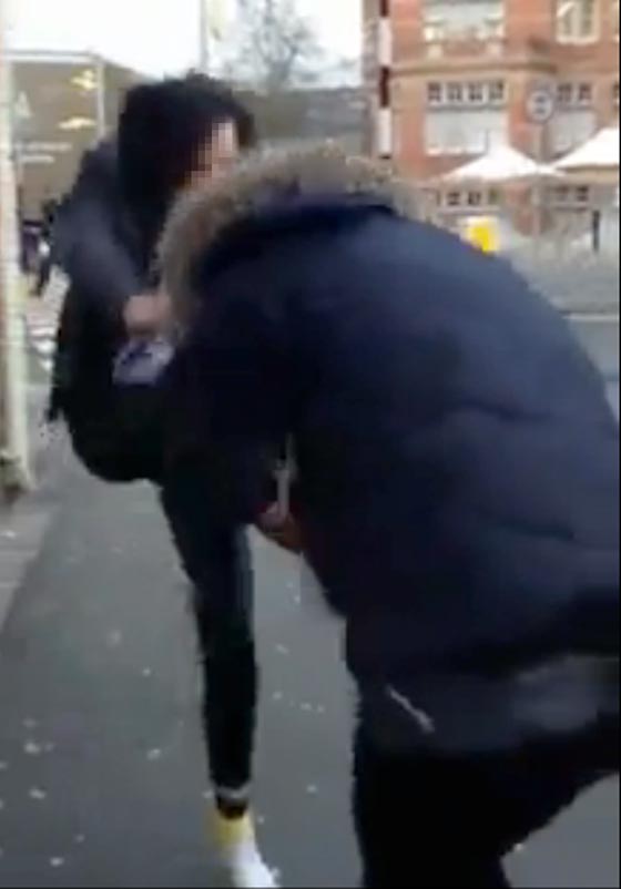 صور صادمة لمراهقات ينهلن بالضرب والركل واللكم على وجه زميلتهن صورة رقم 6