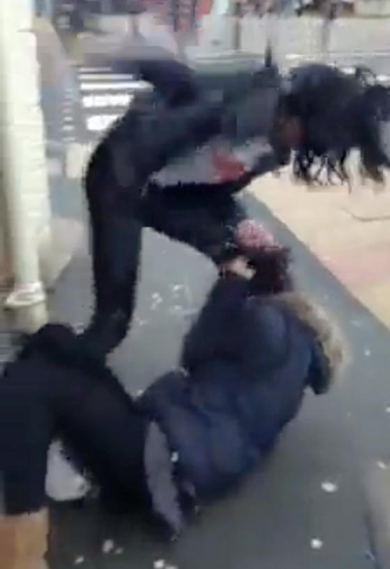 صور صادمة لمراهقات ينهلن بالضرب والركل واللكم على وجه زميلتهن صورة رقم 7