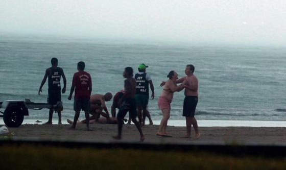 صور مأساوية لام تحاول تحذير وانقاذ ابنها فقتلتها صاعقة برق  صورة رقم 5