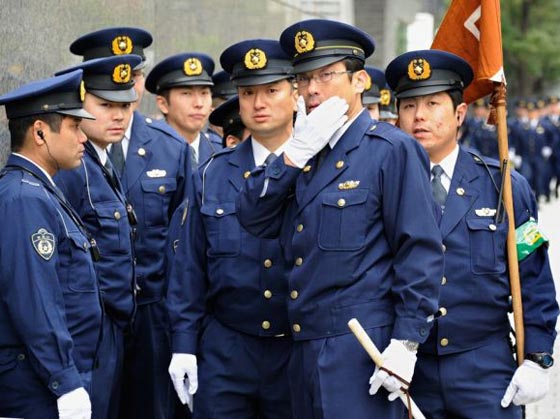 رئيس جمعية الدفاع عن حقوق النساء يضرب زوجته بقوة ويركلها صورة رقم 1 رئيس جمعية الدفاع عن حقوق النساء يضرب زوجته بقوة ويركلها صورة رقم 1