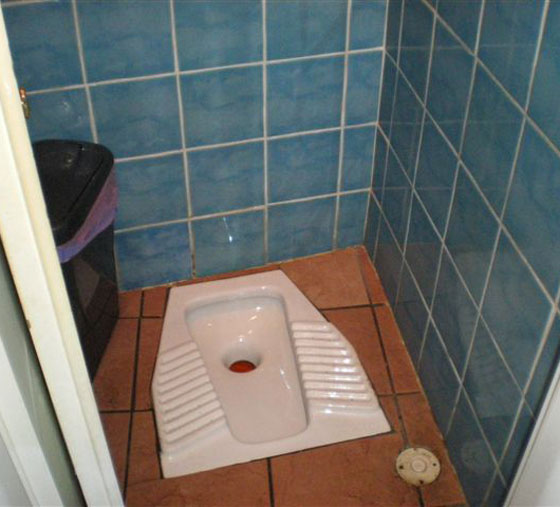 مرحاض مدرسي يبتلع طالبا صغيرا صورة رقم 1 مرحاض مدرسي يبتلع طالبا صغيرا صورة رقم 1