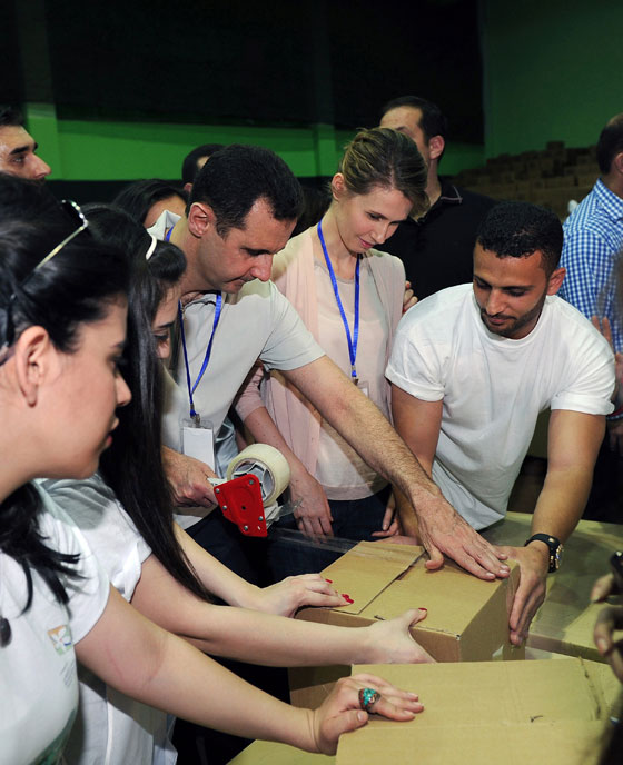 سر السوار الازرق في يد اسماء الاسد صورة رقم 3 سر السوار الازرق في يد اسماء الاسد صورة رقم 3