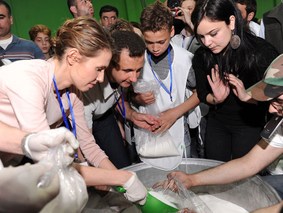 سر السوار الازرق في يد اسماء الاسد صورة رقم 4 سر السوار الازرق في يد اسماء الاسد صورة رقم 4