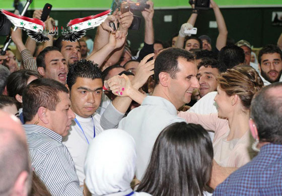 سر السوار الازرق في يد اسماء الاسد صورة رقم 13 سر السوار الازرق في يد اسماء الاسد صورة رقم 13