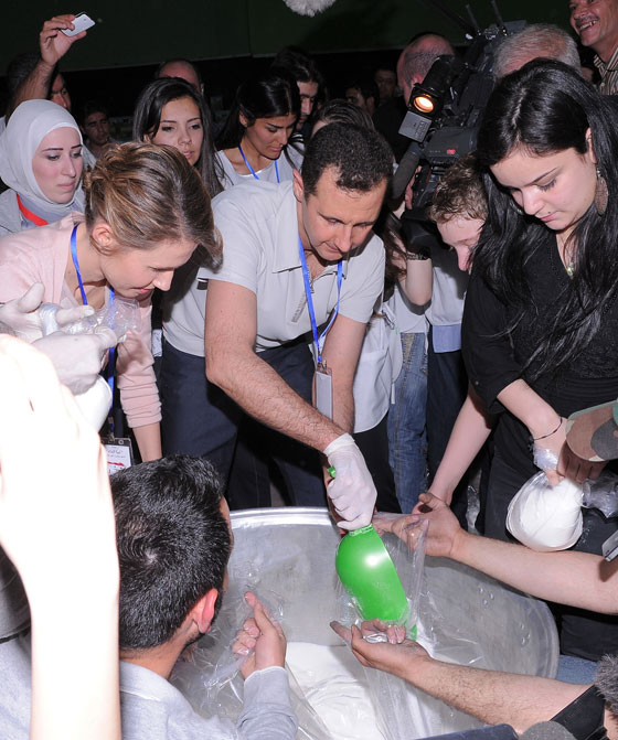 سر السوار الازرق في يد اسماء الاسد صورة رقم 15 سر السوار الازرق في يد اسماء الاسد صورة رقم 15