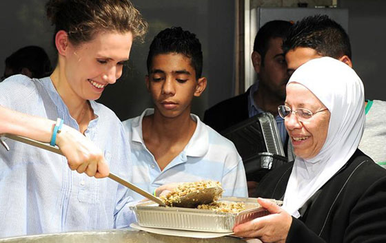 سر السوار الازرق في يد اسماء الاسد صورة رقم 1 سر السوار الازرق في يد اسماء الاسد صورة رقم 1