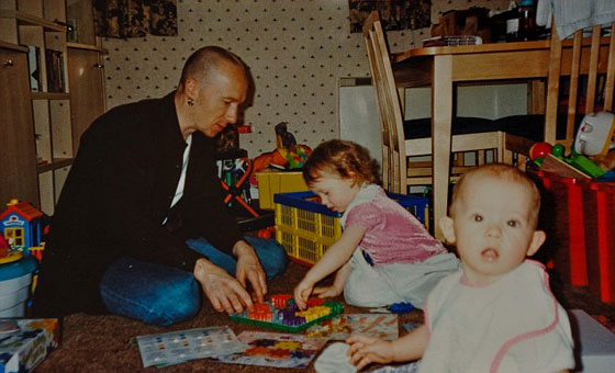 ام سحاقية تقاضي رجل مثلي مطالبة ان يكون اب بناتها صورة رقم 2