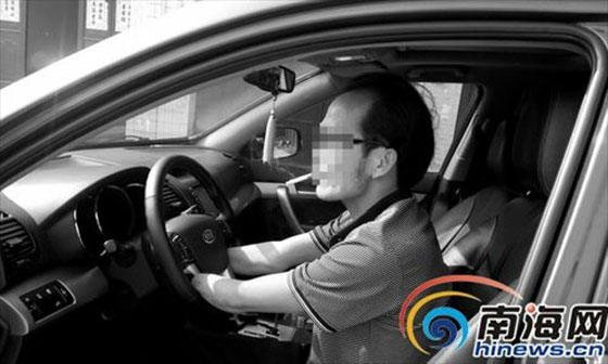 مبتور اليدين يقود السيارة ويتحدث في الهاتف يشعل سيجارة معا!  صورة رقم 1