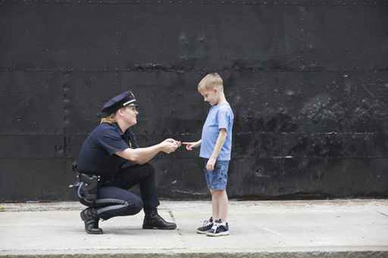 طفل مصري ينقذ سيدة دفعها مخمور الى قضبان مترو أنفاق صورة رقم 2
