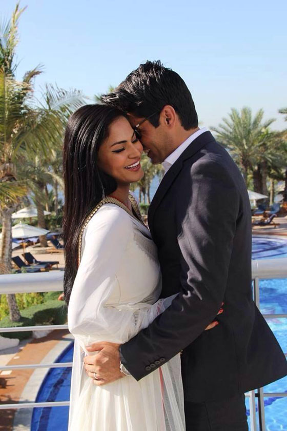 داعية باكستاني يهدي ممثلة إغراء رحلة شهر العسل الى مكة والمدينة صورة رقم 10