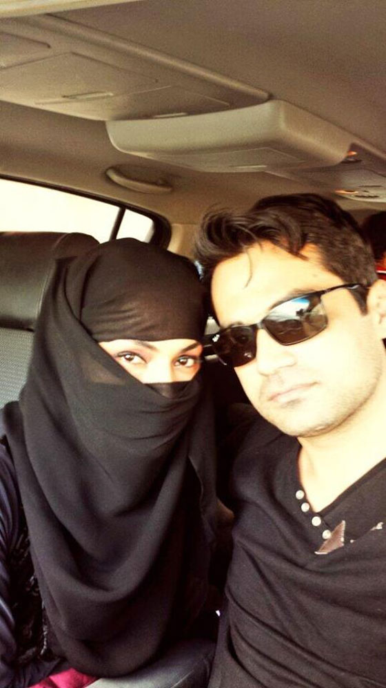 داعية باكستاني يهدي ممثلة إغراء رحلة شهر العسل الى مكة والمدينة صورة رقم 6