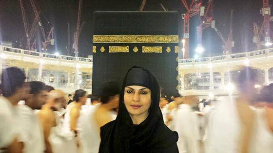 داعية باكستاني يهدي ممثلة إغراء رحلة شهر العسل الى مكة والمدينة صورة رقم 2