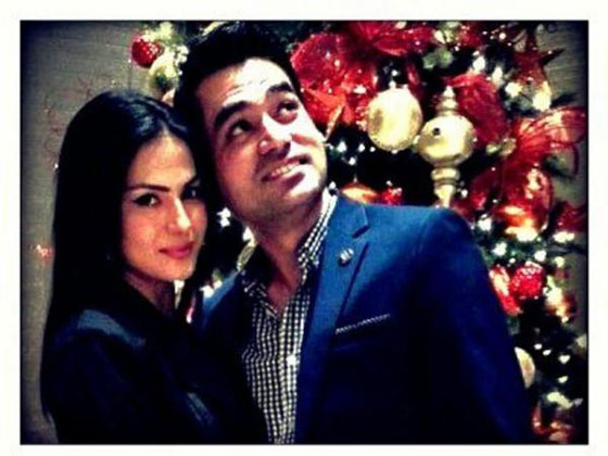 داعية باكستاني يهدي ممثلة إغراء رحلة شهر العسل الى مكة والمدينة صورة رقم 15