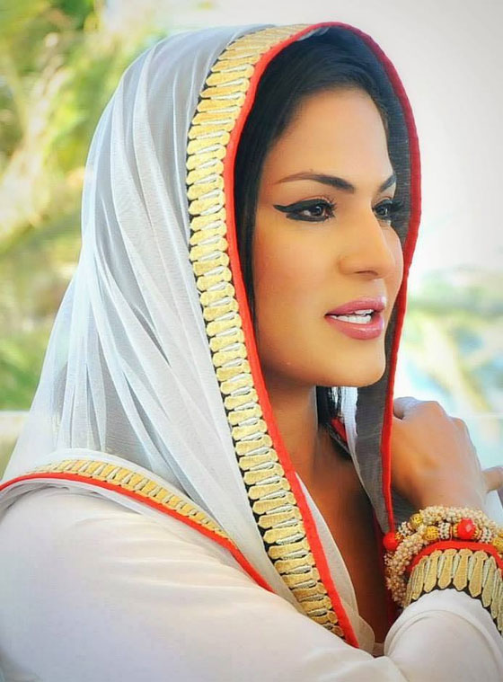 داعية باكستاني يهدي ممثلة إغراء رحلة شهر العسل الى مكة والمدينة صورة رقم 16