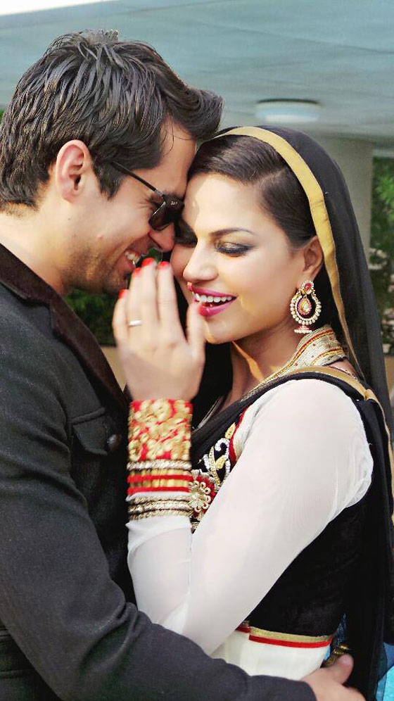 داعية باكستاني يهدي ممثلة إغراء رحلة شهر العسل الى مكة والمدينة صورة رقم 24